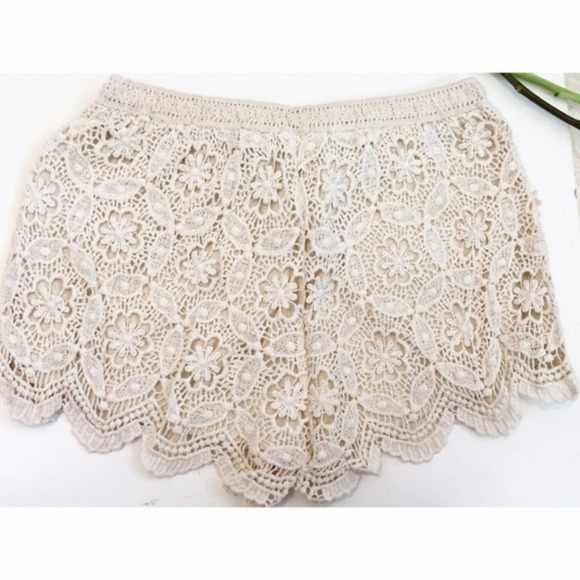 Janet Paris Cream Lace crochet Stretchy Shorts - Picture 2 of 4